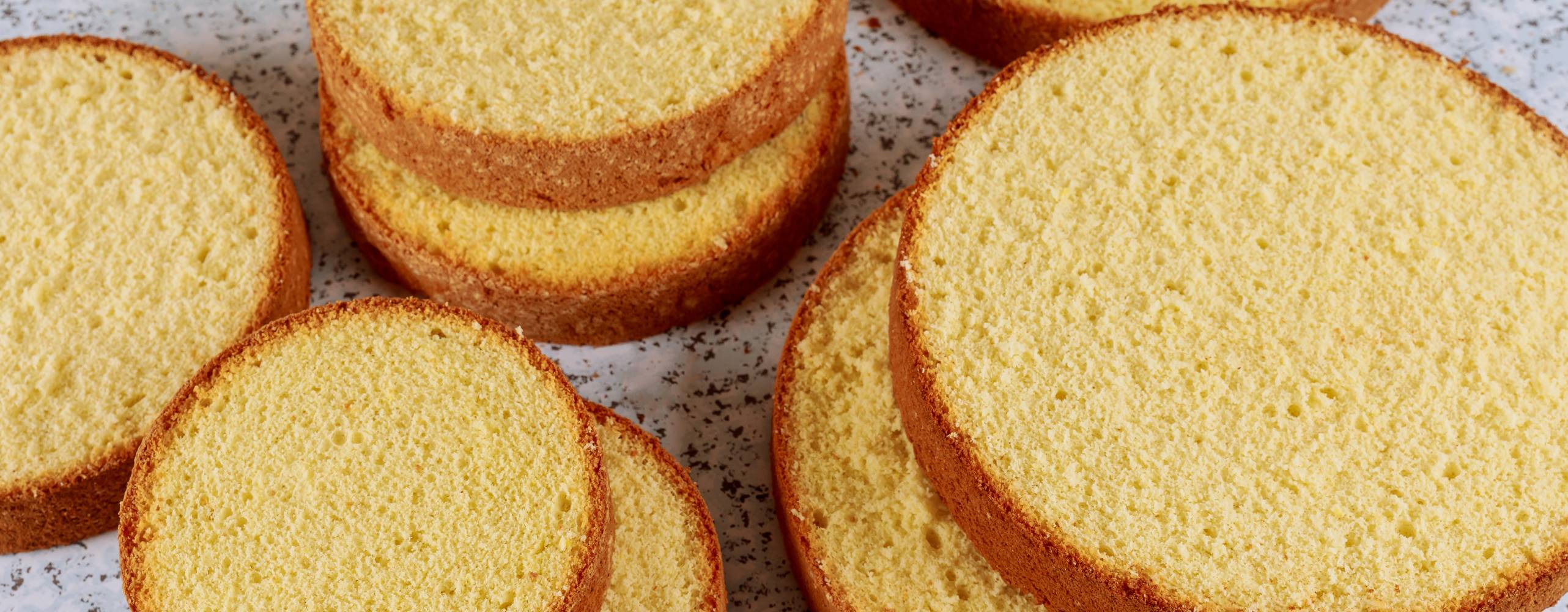 Foto: tastyfood/shutterstock Flera tårtbottnar, bild tagen uppifrån