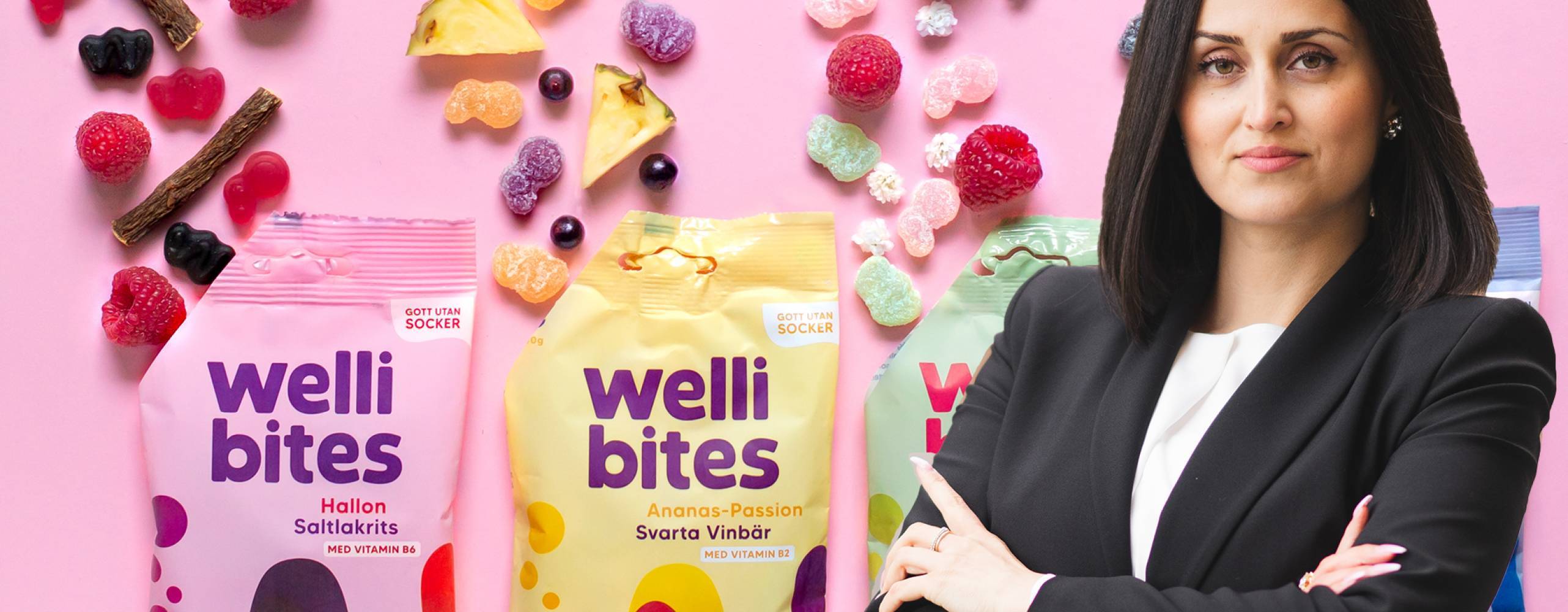 Sara Serray och Wellibites godis mot rosa bakrund