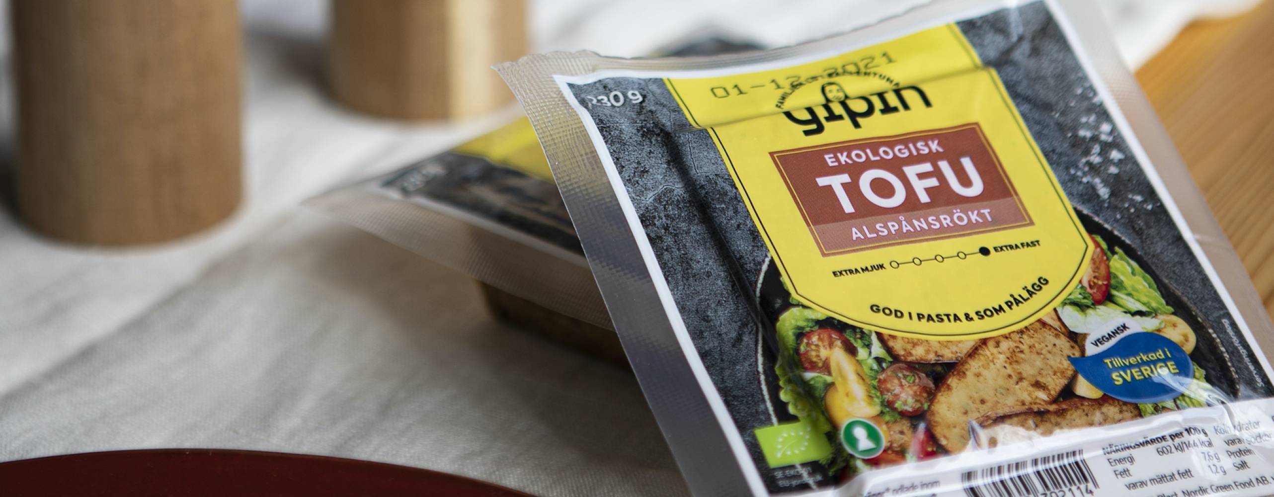 Alspånsrökt tofu från yipin liggandes på ett bord