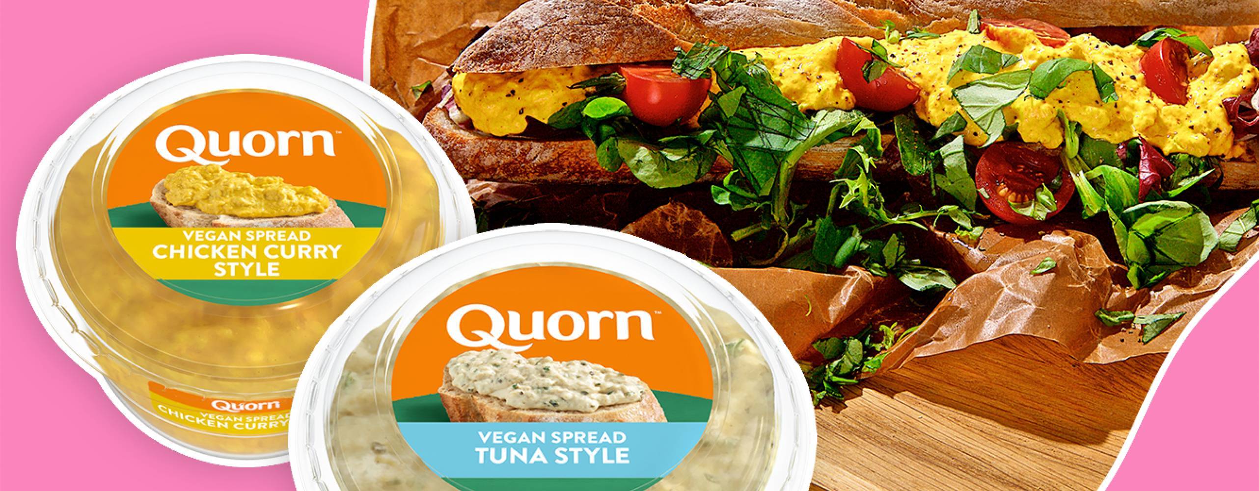 Foto: Quorn Foods Till vänster: baguett fylld med curryröra och grönsaker. Till höger: två förpackningar med Quourns röror chicken curry style samt tuna style mot rosa bakgrund.