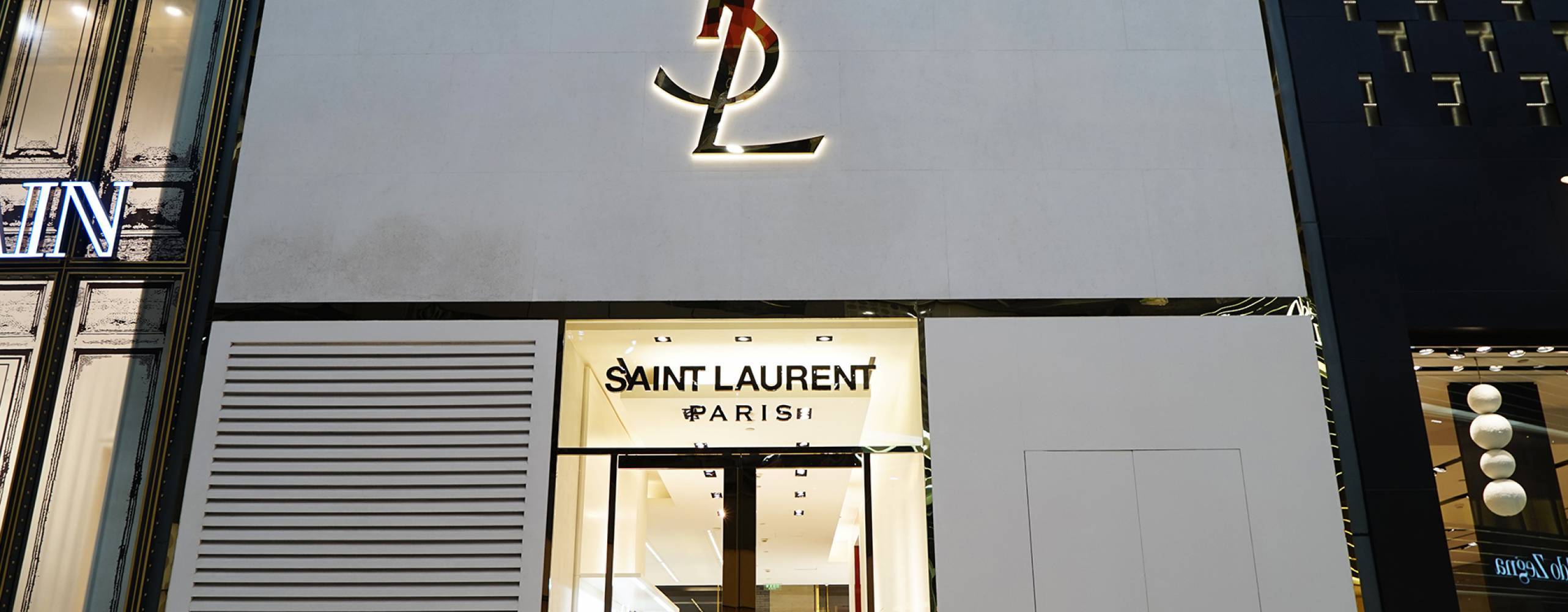 Foto: August_0802/Shutterstock Ingång till ett av Saint Laurent Paris varuhus, på sidorna skymtas skyltfönster.
