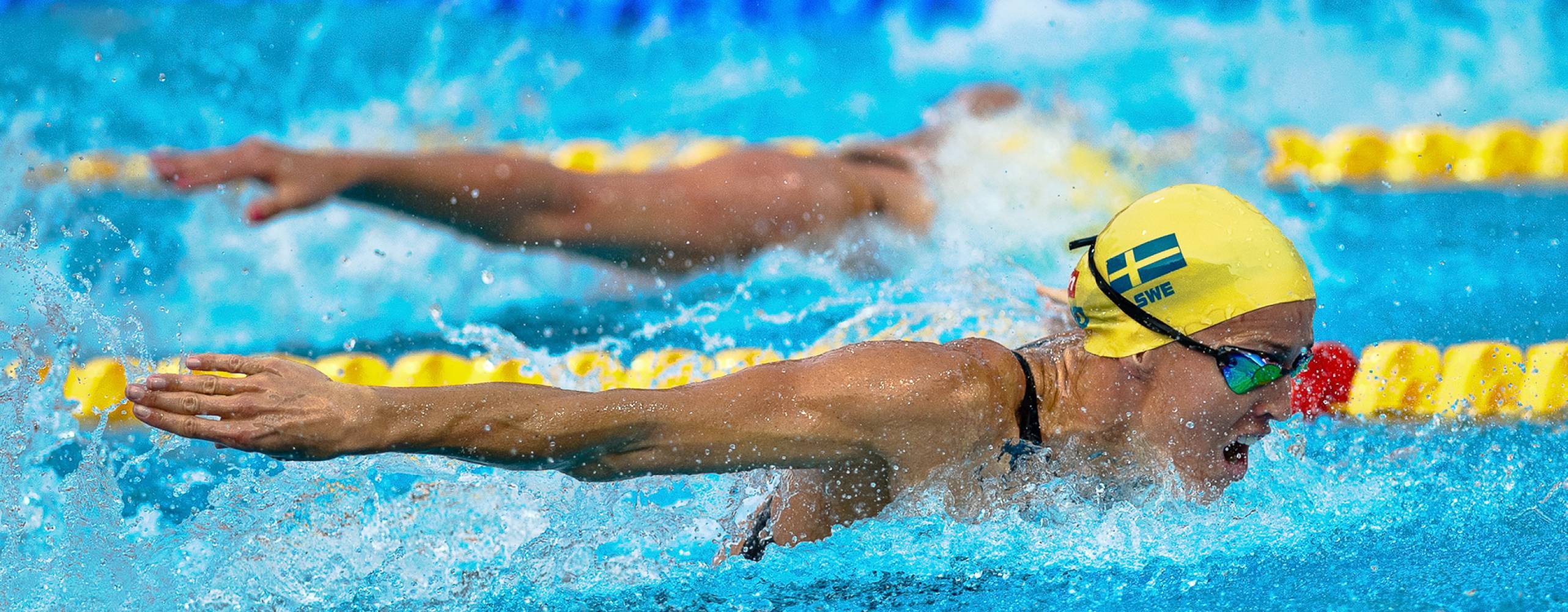 Simmaren Therese Alshammar i pool under simtävling.