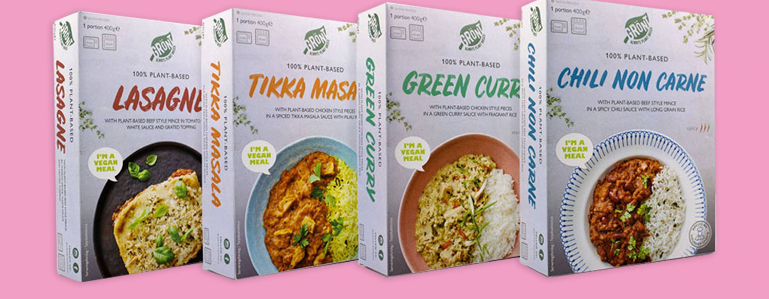 Produktfoto: Grönt Grönts fyra nua veganska färdigrätter, uppradade bredvid varandra i förpackning, mot rosa bakgrund
