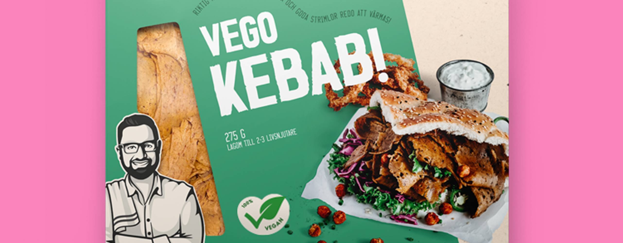 Produktfoto: Schysst käk Förpackning med vegokebab från Schysst käk, mot rosa bagrund