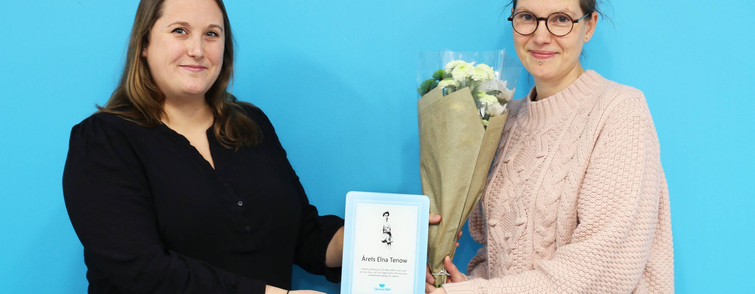 Camilla Bergvall, riksordförande för Djurens Rätt, lämnar över Elna Tenow-priset till Karolina Tegelaar, 2021-års vinnare.