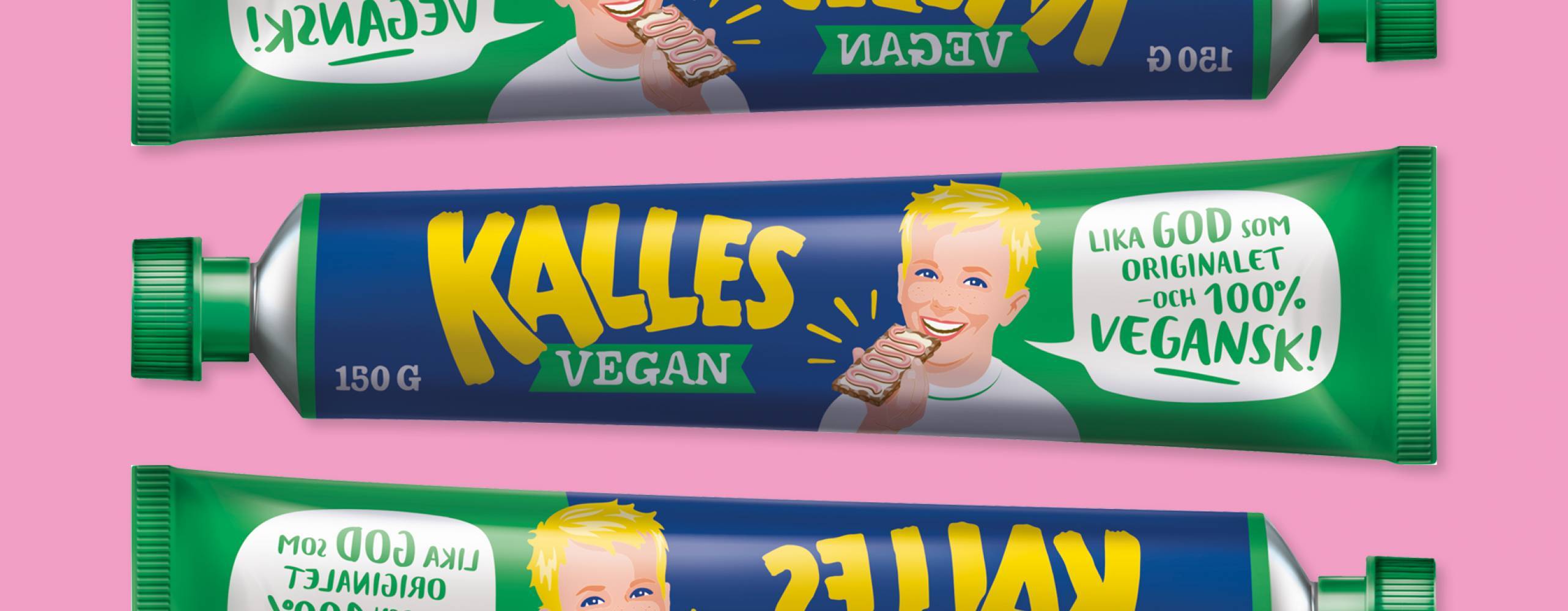 Produktfoto: Orkla Sverige Tre stycken Kalles Vegan, i förpackning, mot rosa bakgrund.