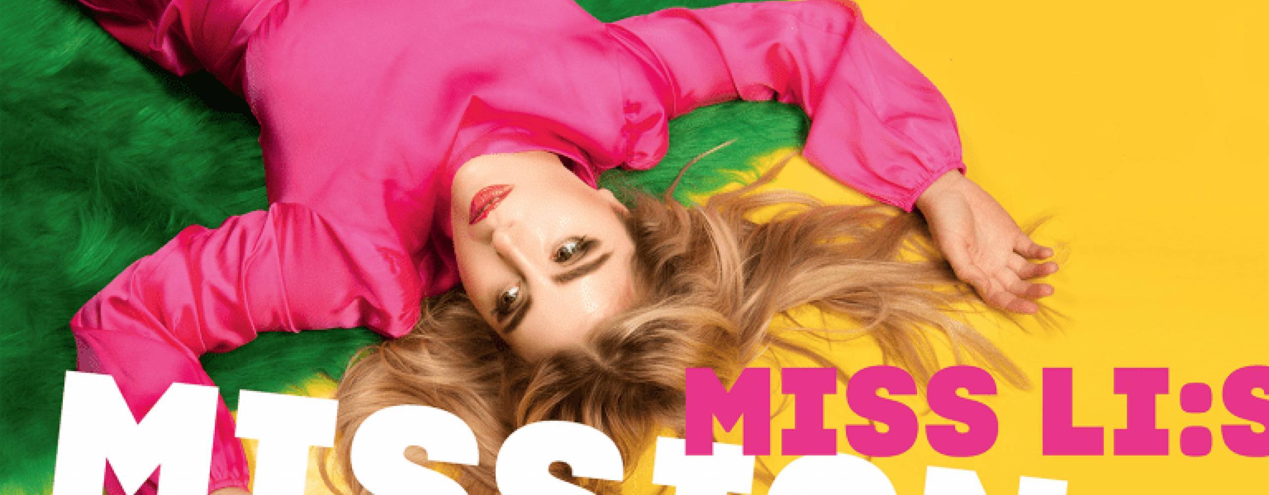 Linda Karlsson, mer känd som Miss Li, ligger på en grön matta mot gul bakgrund, iklädd en chockrosa klänning med händerna vid sidorna om huvudet. Text i bild: Miss Li:s mission.