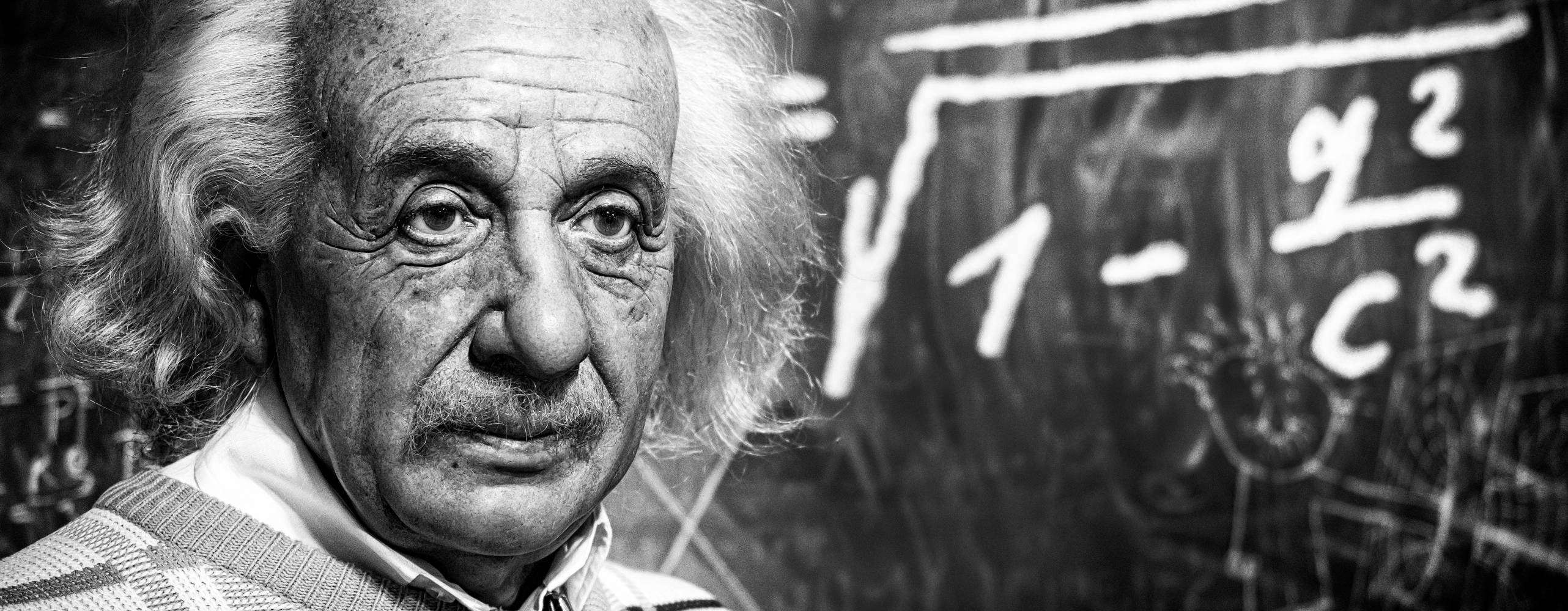 Vaxdocka av Albert Einstein, på Madame Tussauds vaxmuseum, framför svart tavla.