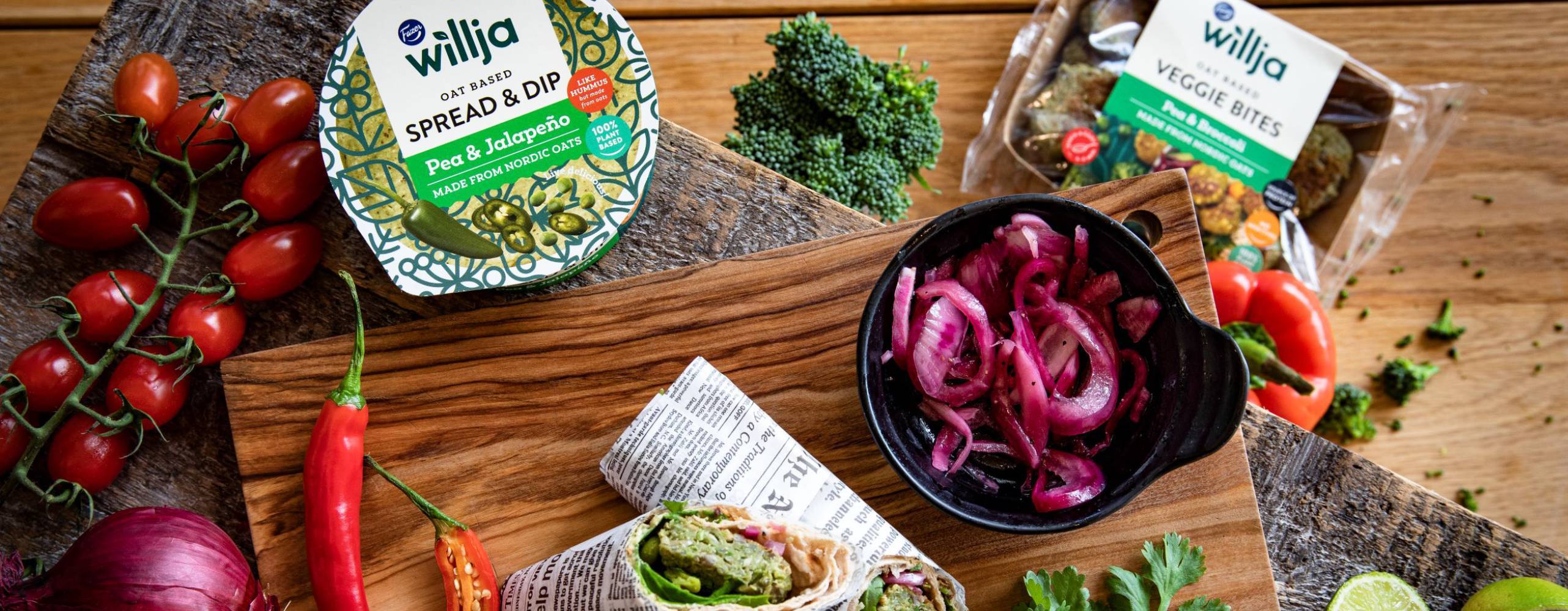 Wraps och produkter från Fazer Wilja, på arbetsyta med grönsaker runt om.