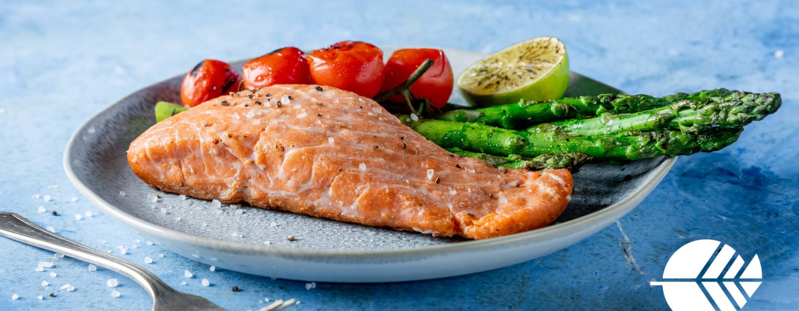 Vegansk laxfilé från Plantish, på tallrik med grönsaker.