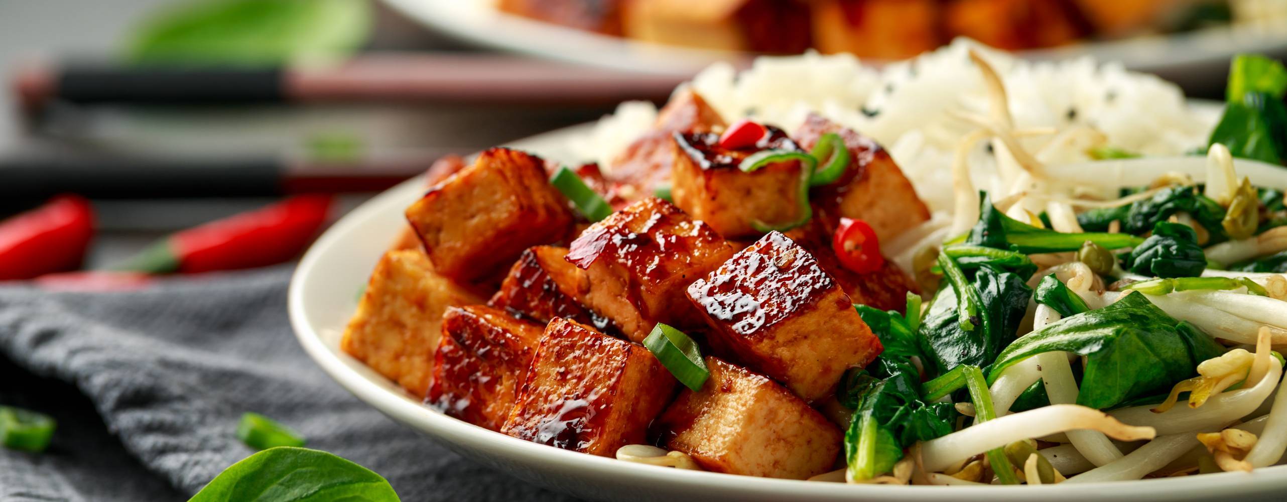 Foto: DronG / Shutterstock Talrik med tofu, ris, spenat och böngroddar.