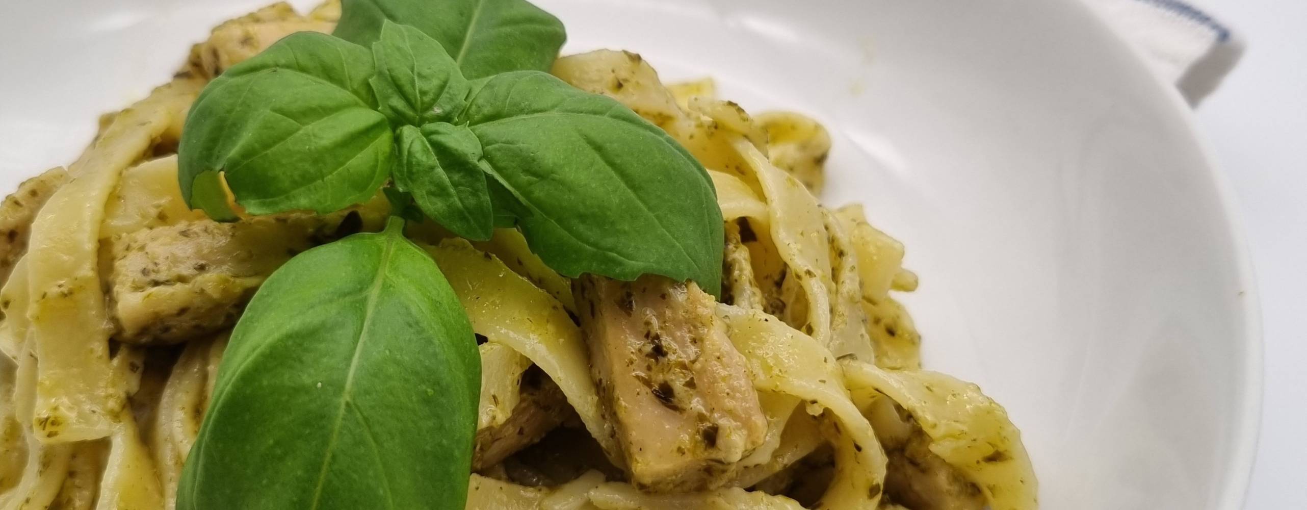 Foto: Camilla Bergvall / @bergvall.camilla på Instagram Pasta pesto med vegokyckling