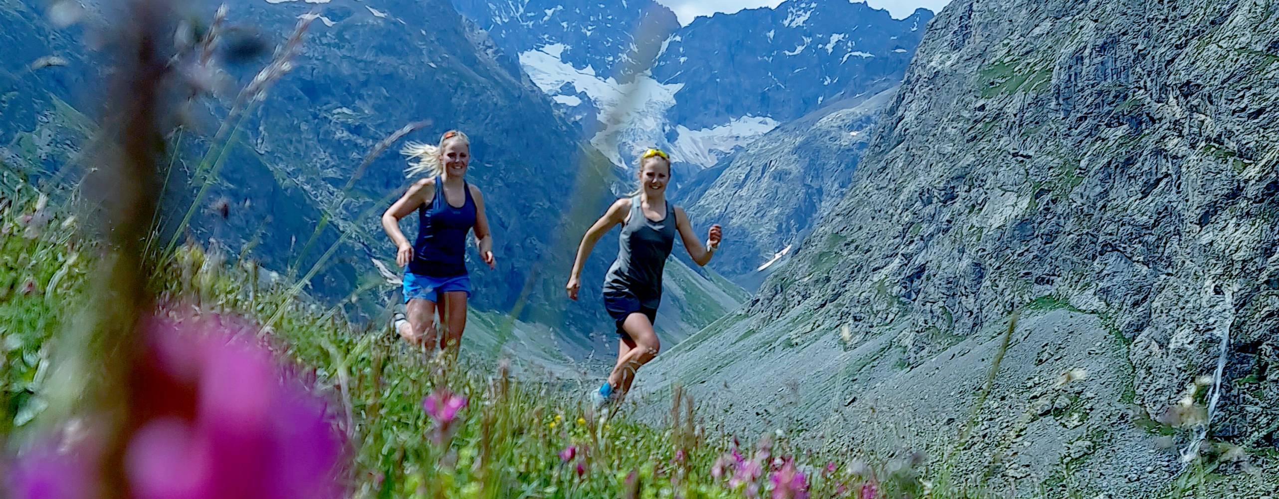 Sanna och Lina El Kott Helander, aktuella med kokboken Ät färg, spring berg, på löptur i bergen.