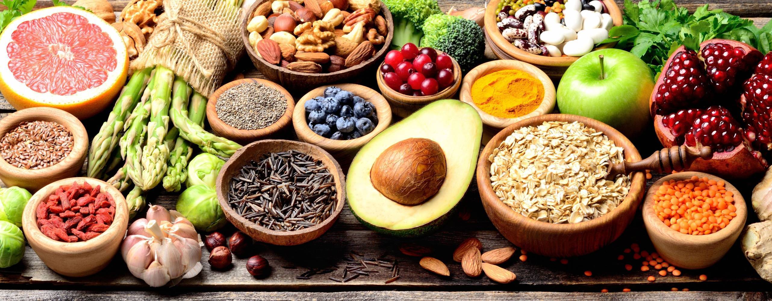 Frukt, grönt och andra veganska livsmedel på ett bord