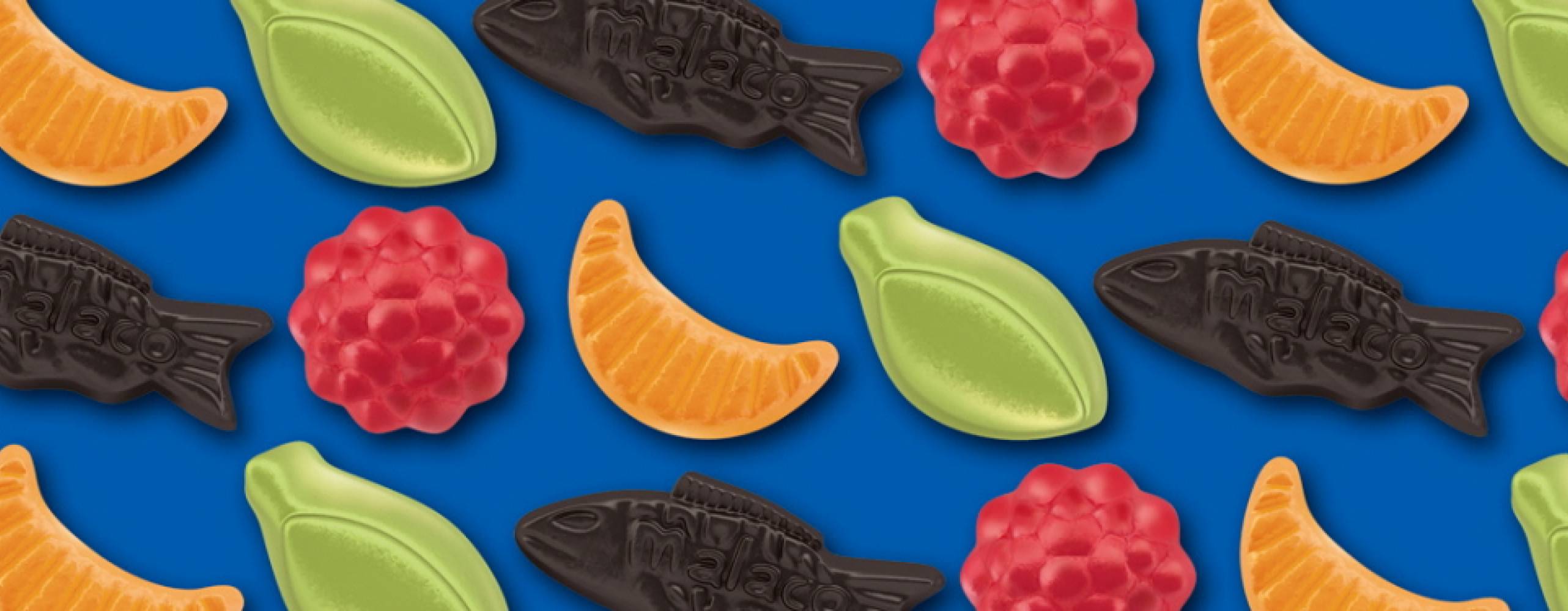 Godisar i olika färger mot en blå bakgrund.