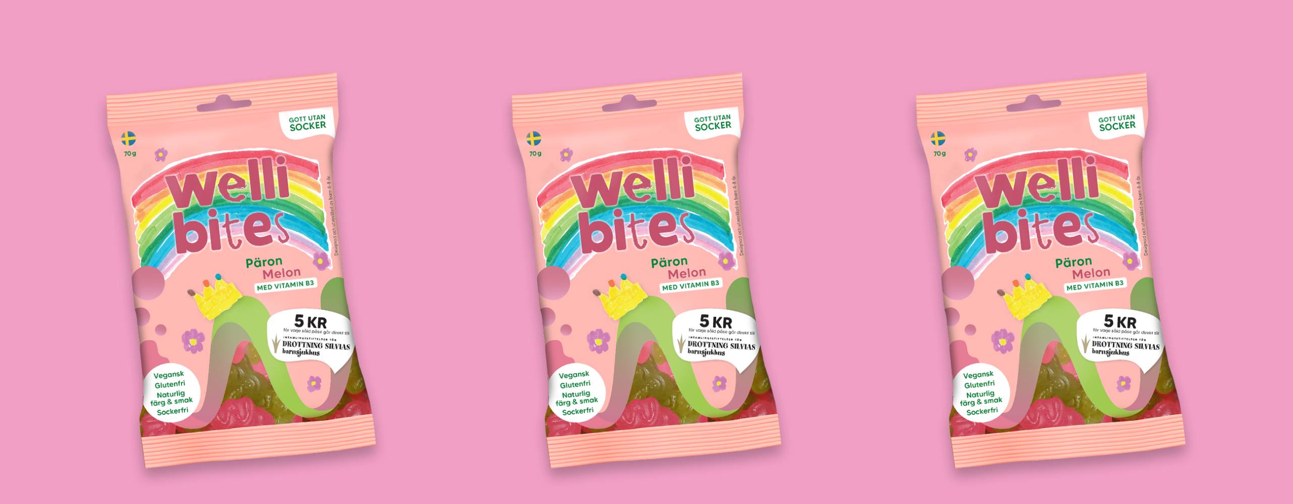 Tre uppradade godispåsar från wellibites uppradade mot en rosa bakgrund.
