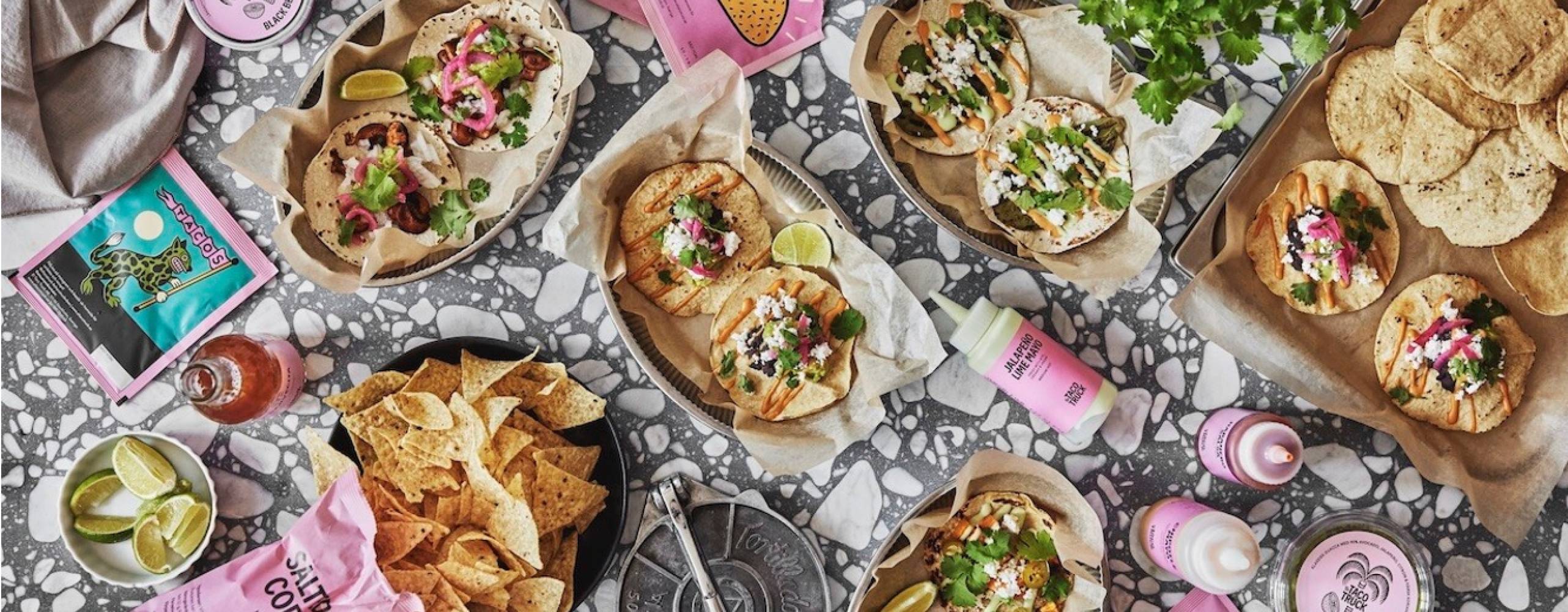olika tacorätter utspridda på ett marmorerat bord.