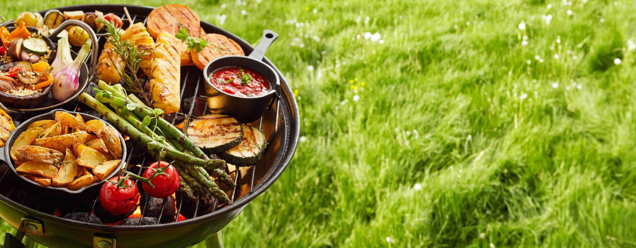 Grönsaker på en grill på en gräsmatta