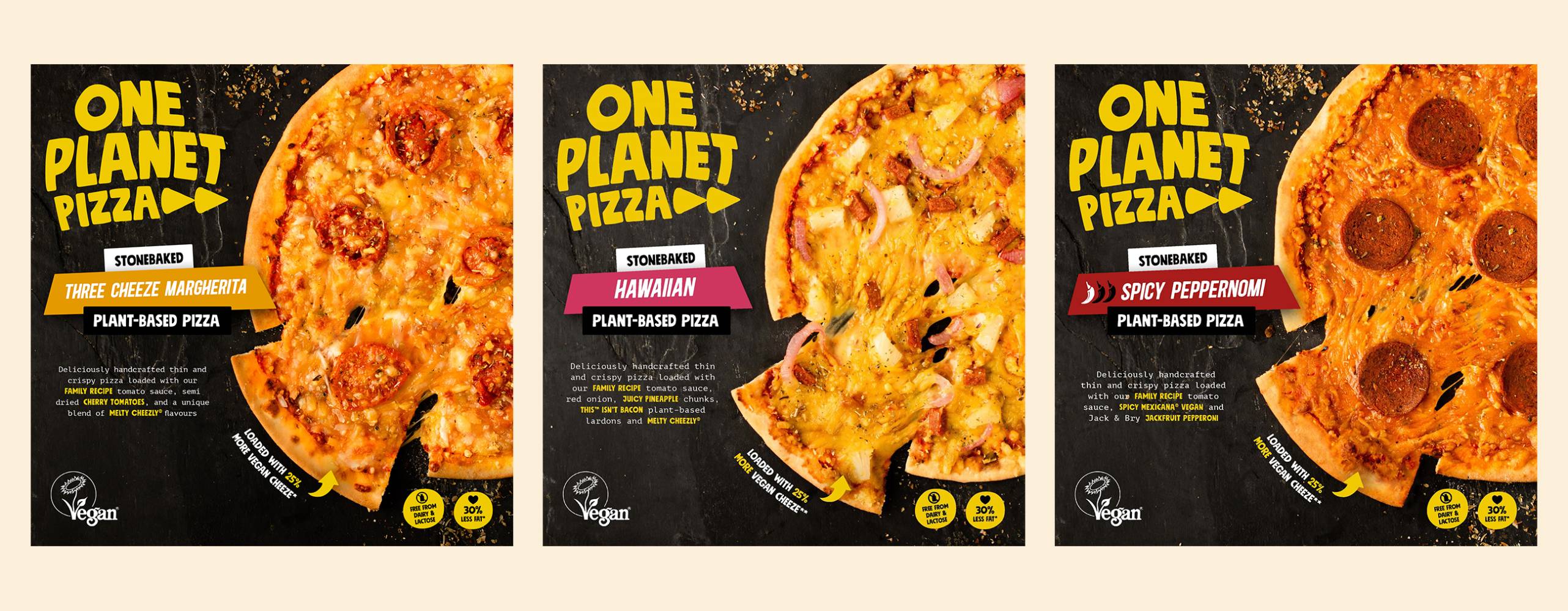 tre kartonger med veganska pizzor uppradade mot en ljusgul bakgrund