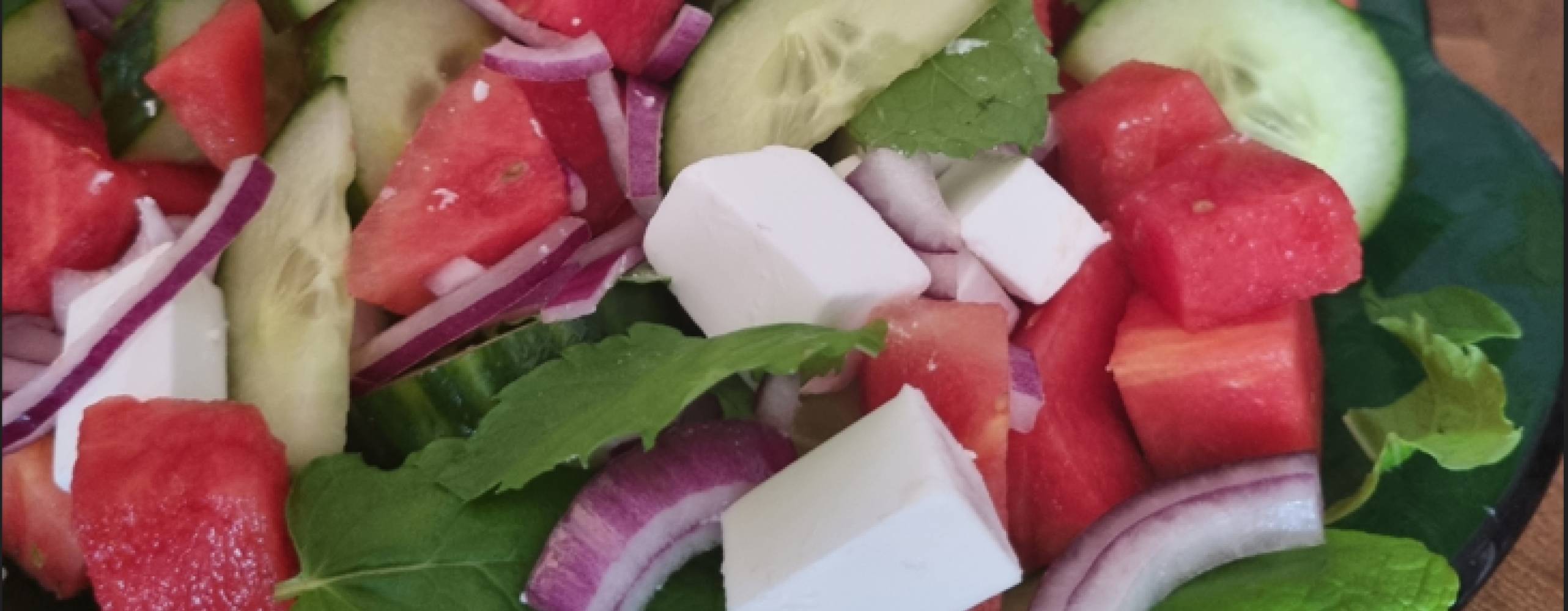 Vattenmelon och vegansk fetasallad i en skål.