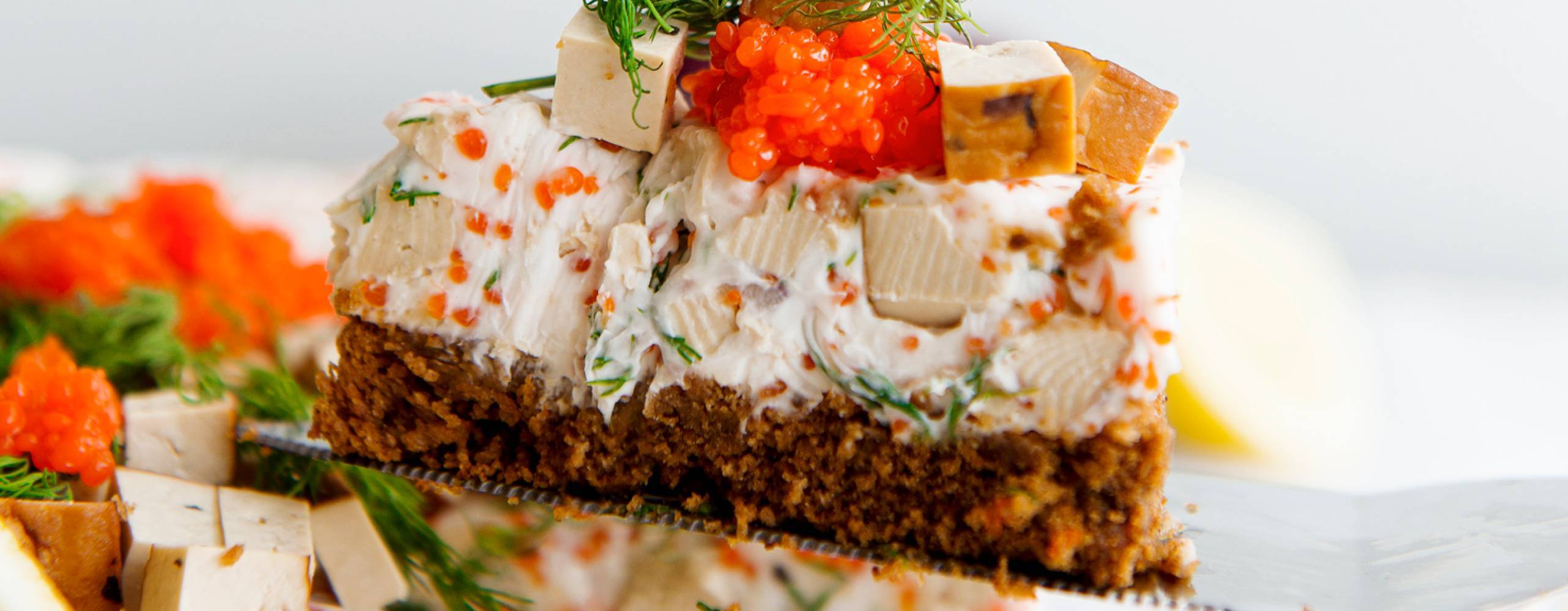 En bit vegansk skagencheesecake på en tårtspade.