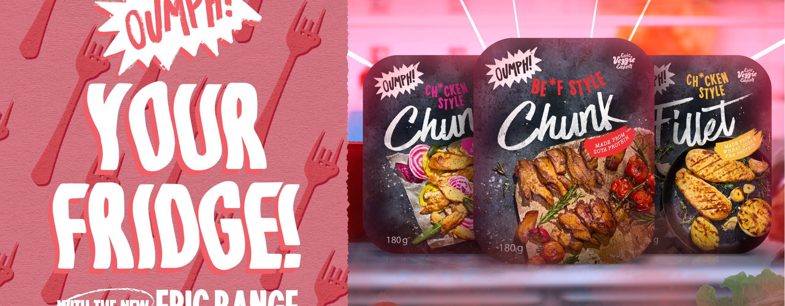 Tre förpackningar växtbaserade kyckling uppradade mot en rosa bakgrund bredvid texten &quot;Oumph your fridge&quot;
