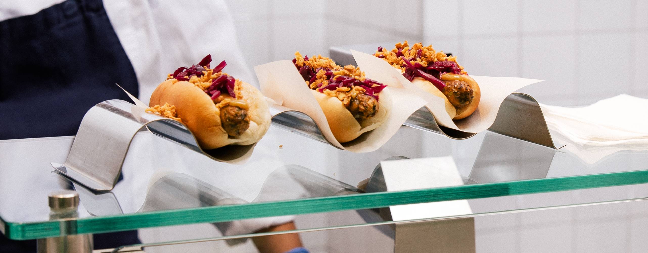 tre växtbaserade korvar i IKEAs bistro uppradade på disken