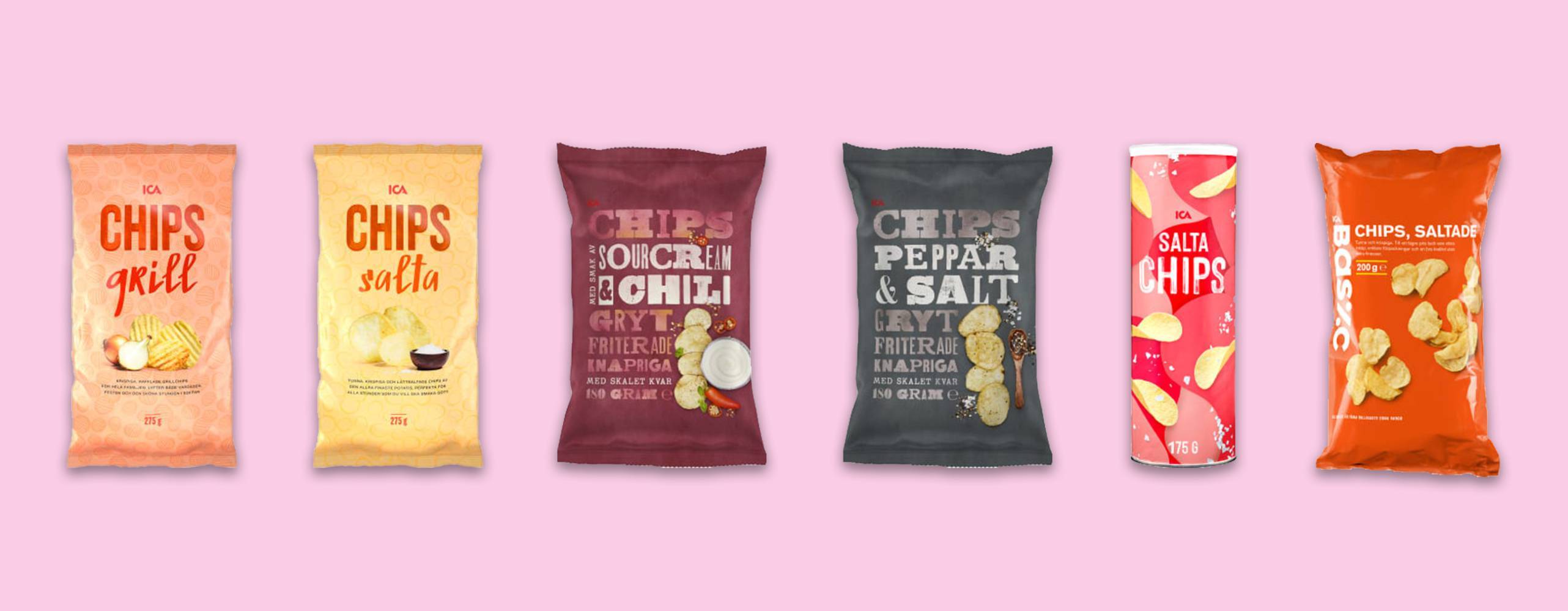 Chipspåsar uppradade mot en ljusrosa bakgrund.