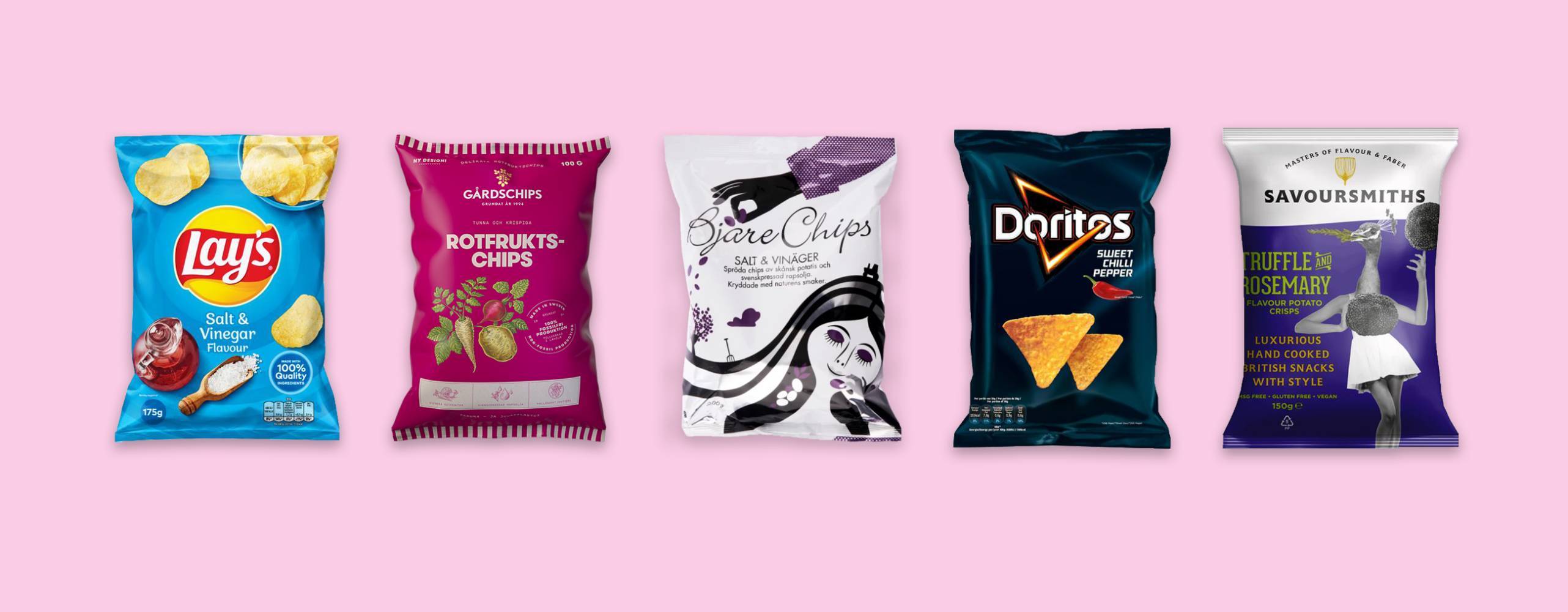 Chipspåsar uppradade mot en ljusrosa bakgrund.