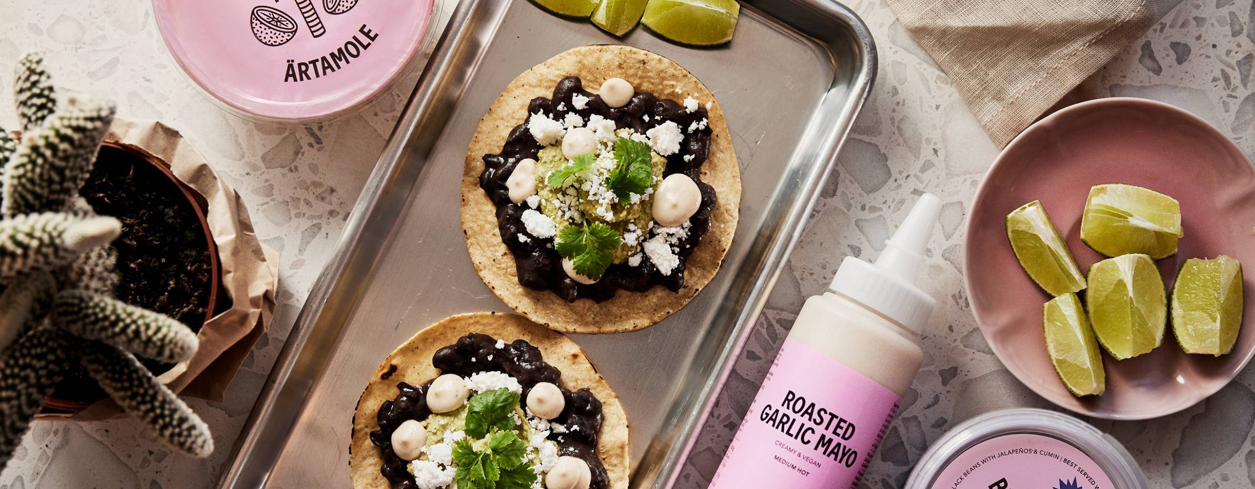 tacos på en silverbricka med såser bredvid