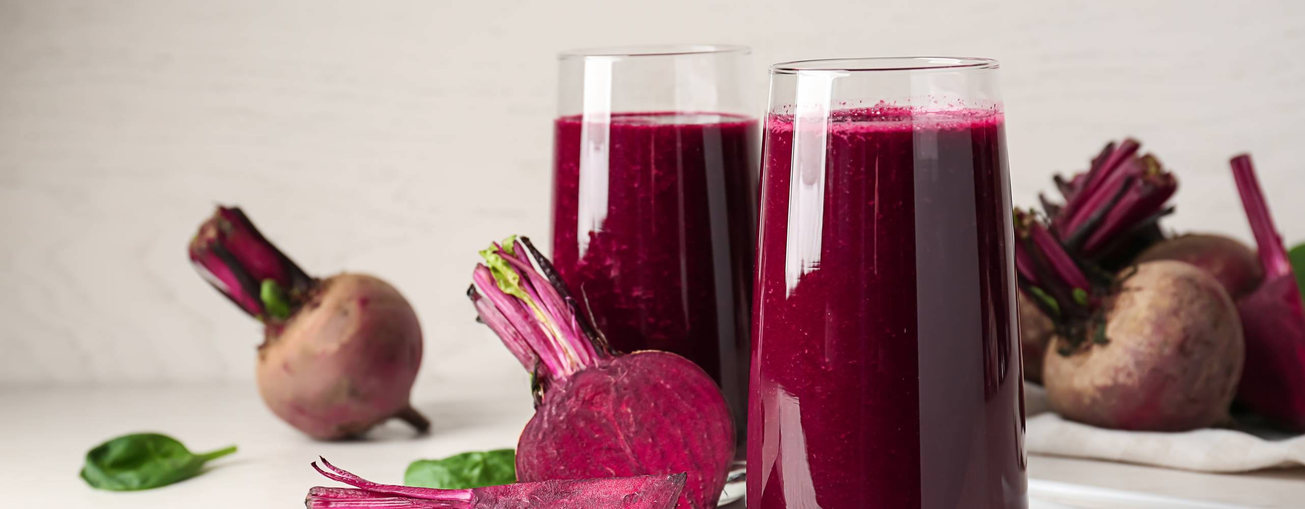 Två glas med färsk bet-smoothie på ett bord