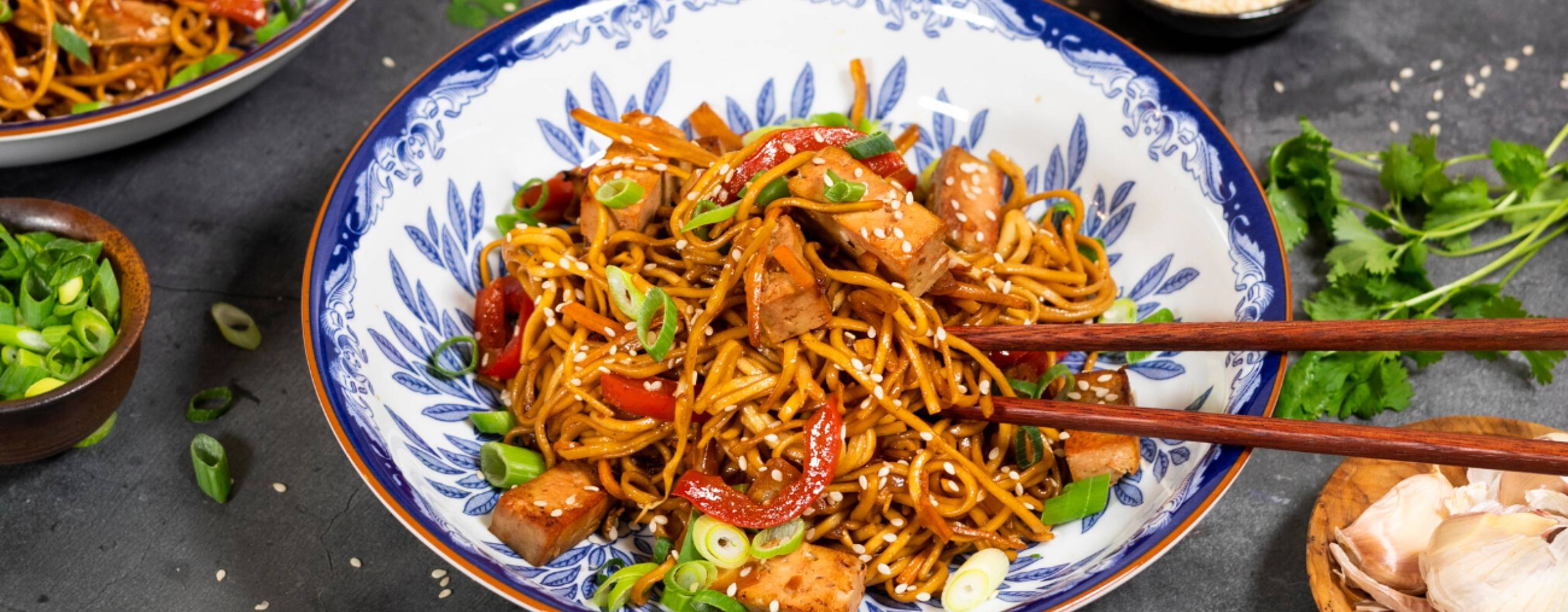 Nudelwok med marinerad tofu