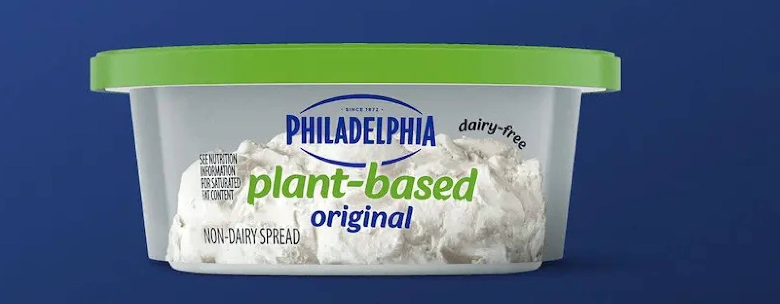 Förpackning med växtbaserad Philadelphiaost mot en mörkblå bakgund