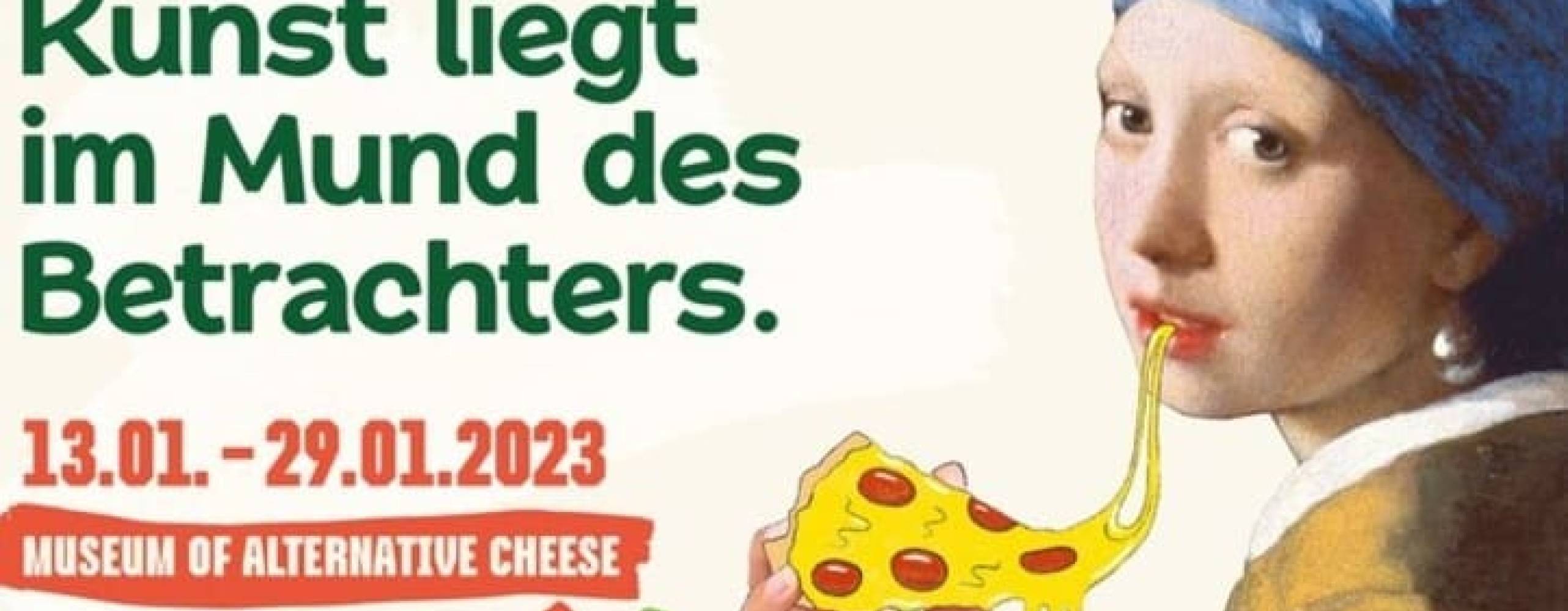 Flickan med pärlörhänget äter en pizzaslice med veganost på