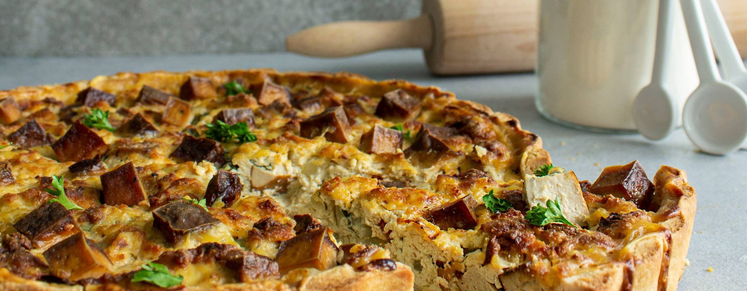 Vegansk ostpaj mot en grå bakgrund