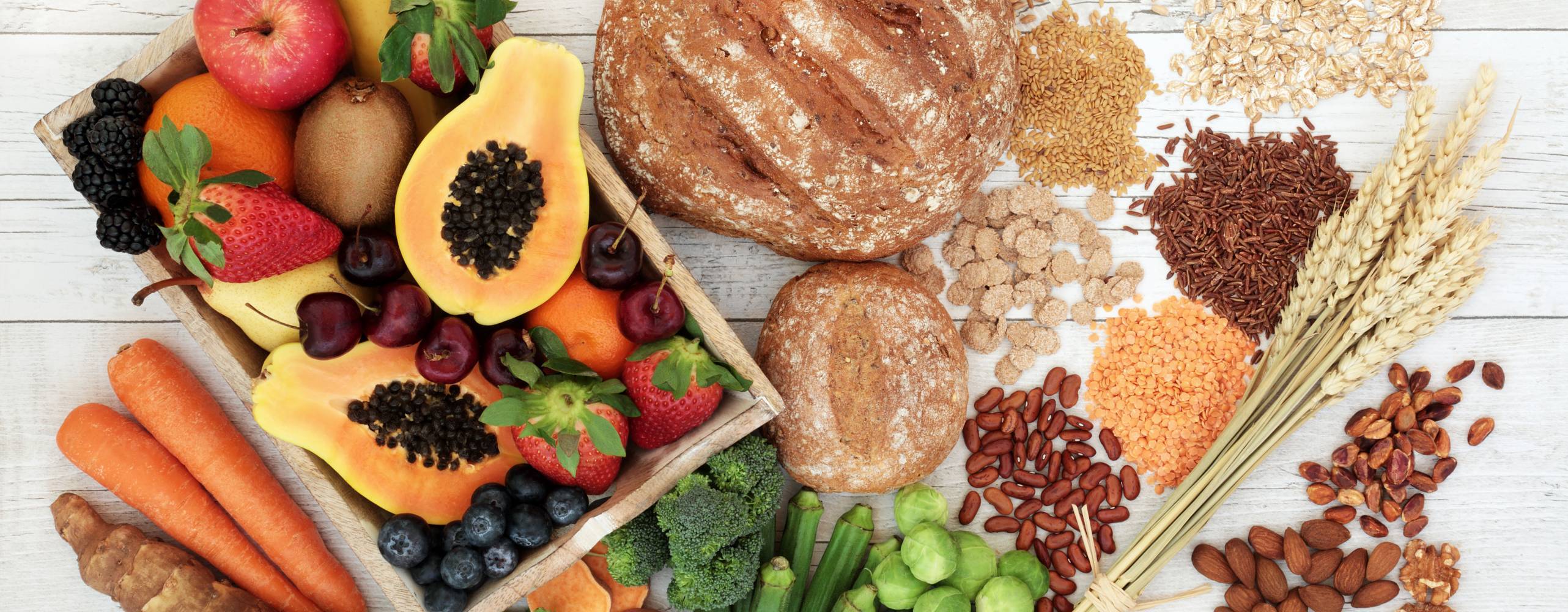 Mat med hög fiberhalt för en hälsosam kost med frukt, grönsaker, fullkornsbröd, pasta, nötter, baljväxter, korn och spannmål. Hög halt av antioxidanter, antocyaniner, vitaminer och omega 3-fettsyra