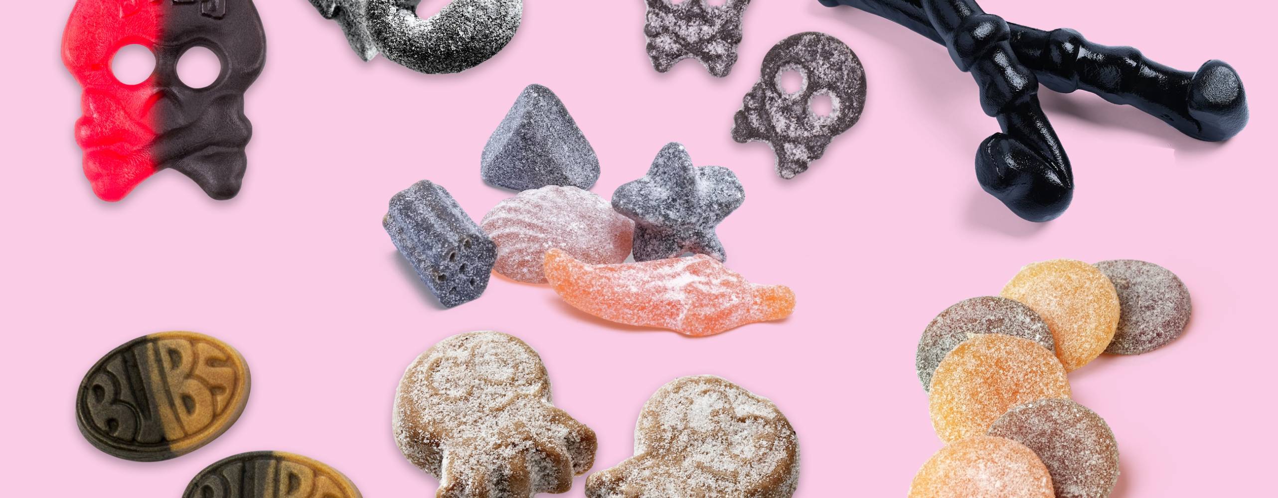 flera salta veganska godisar utspridda mot en ljusrosa bakgrund