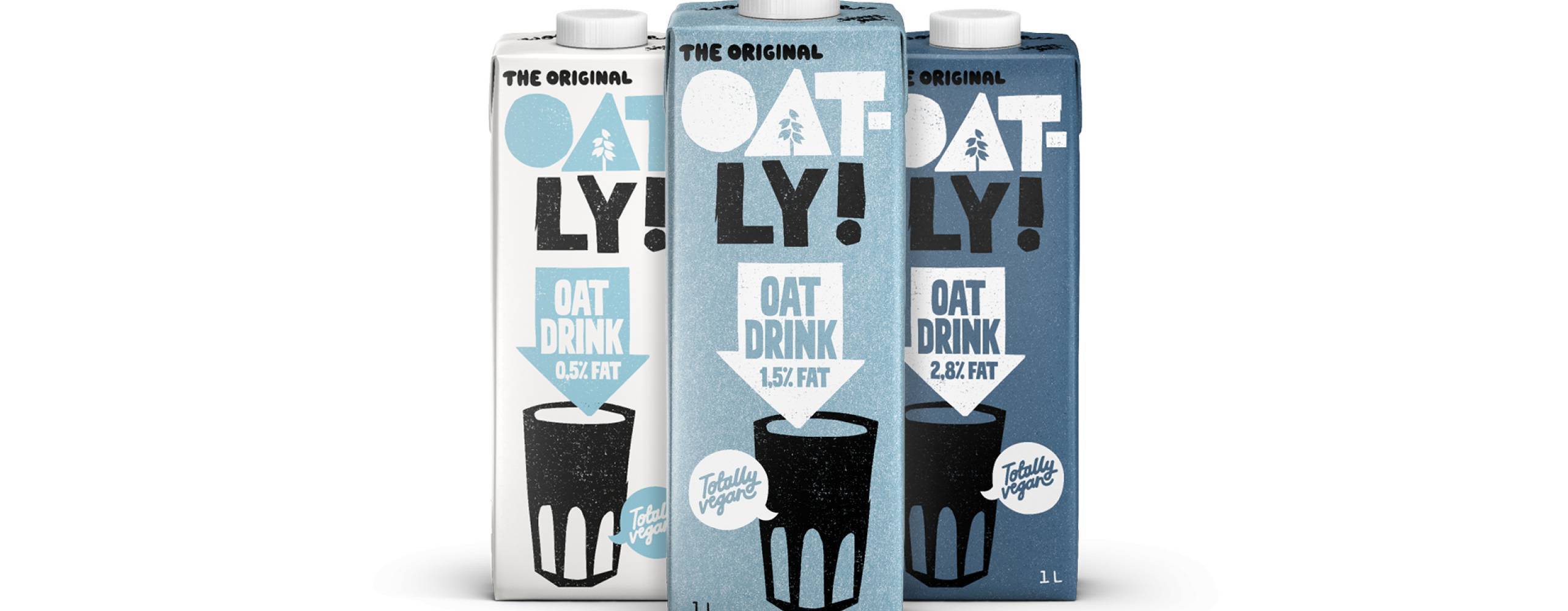 Tre tetror med havredryck mot en vit bakgrund.