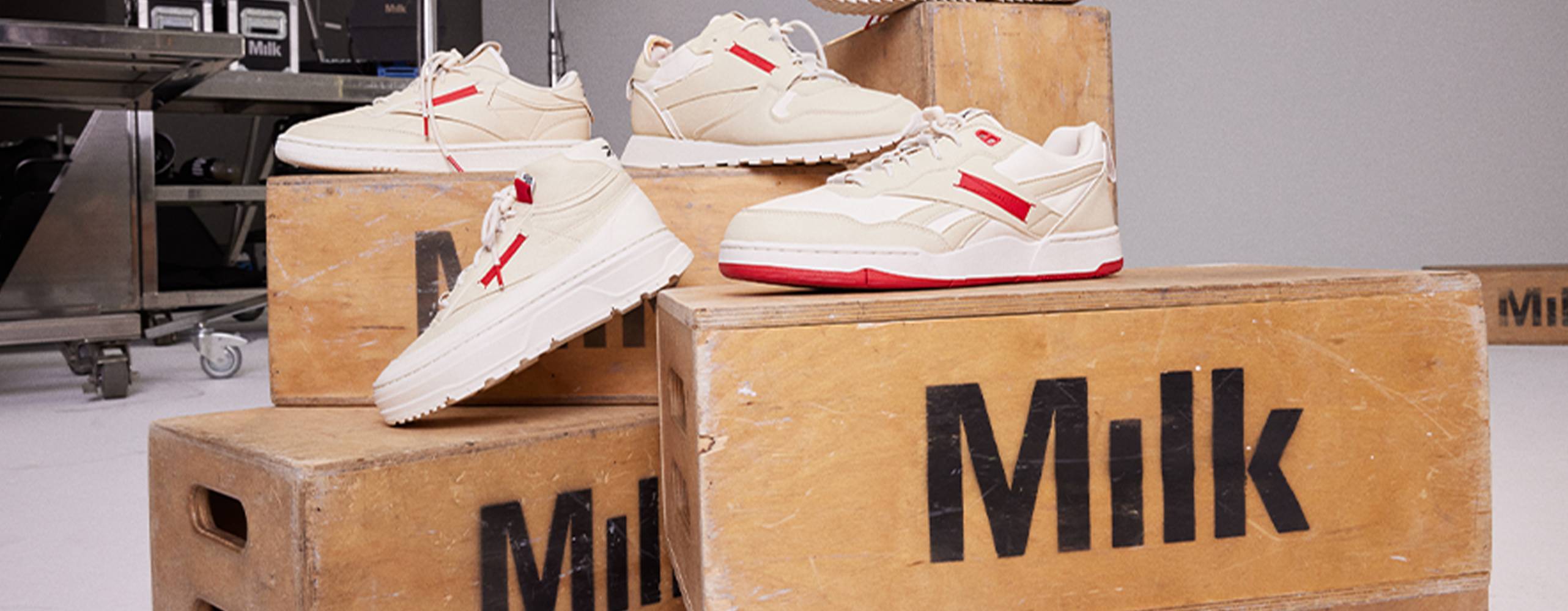 Veganska sneakers staplade på kartonger i en studio