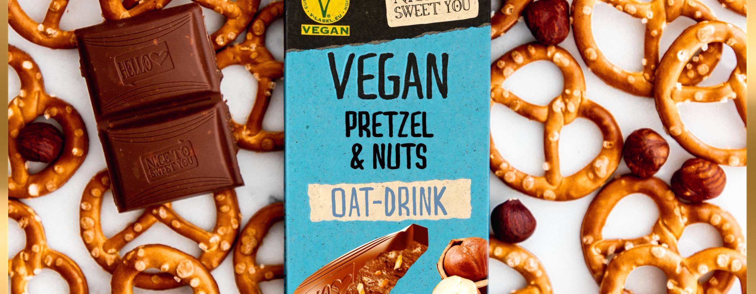 En chokladkaka på en bädd av kringlor och chokladbitar.