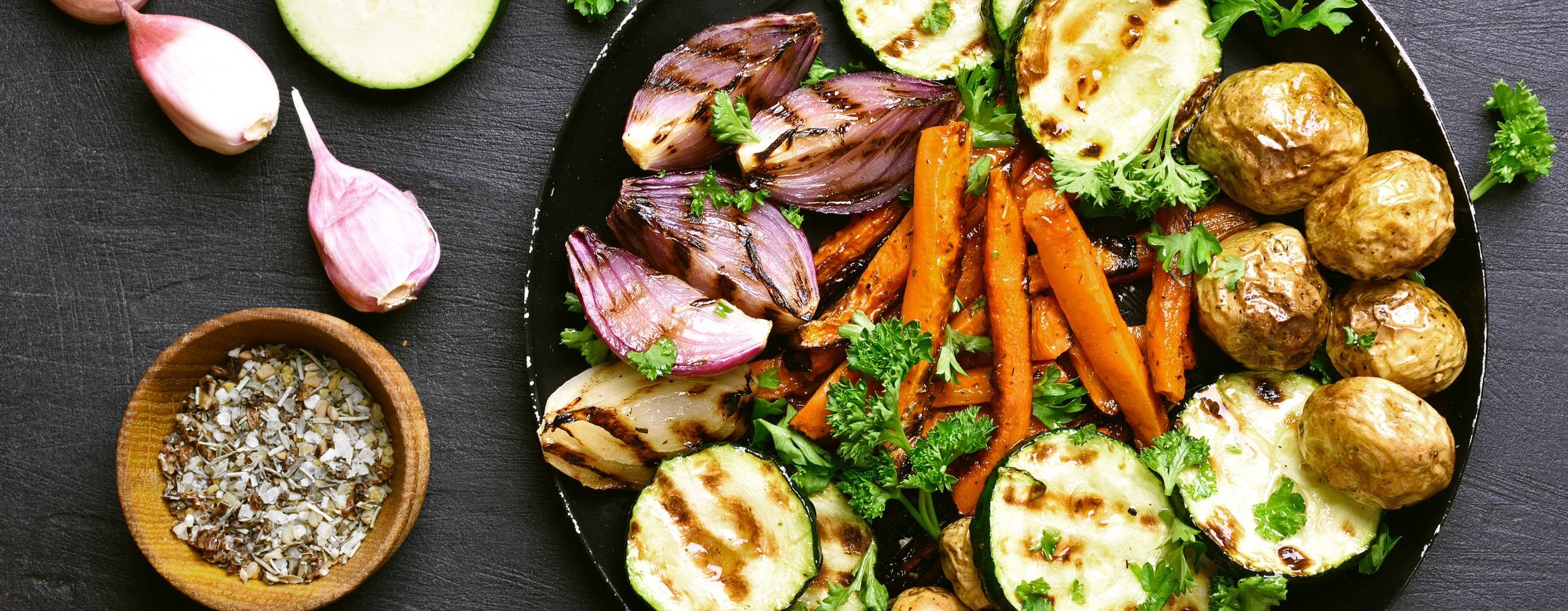 Grillade grönsaker i en djuptallrik