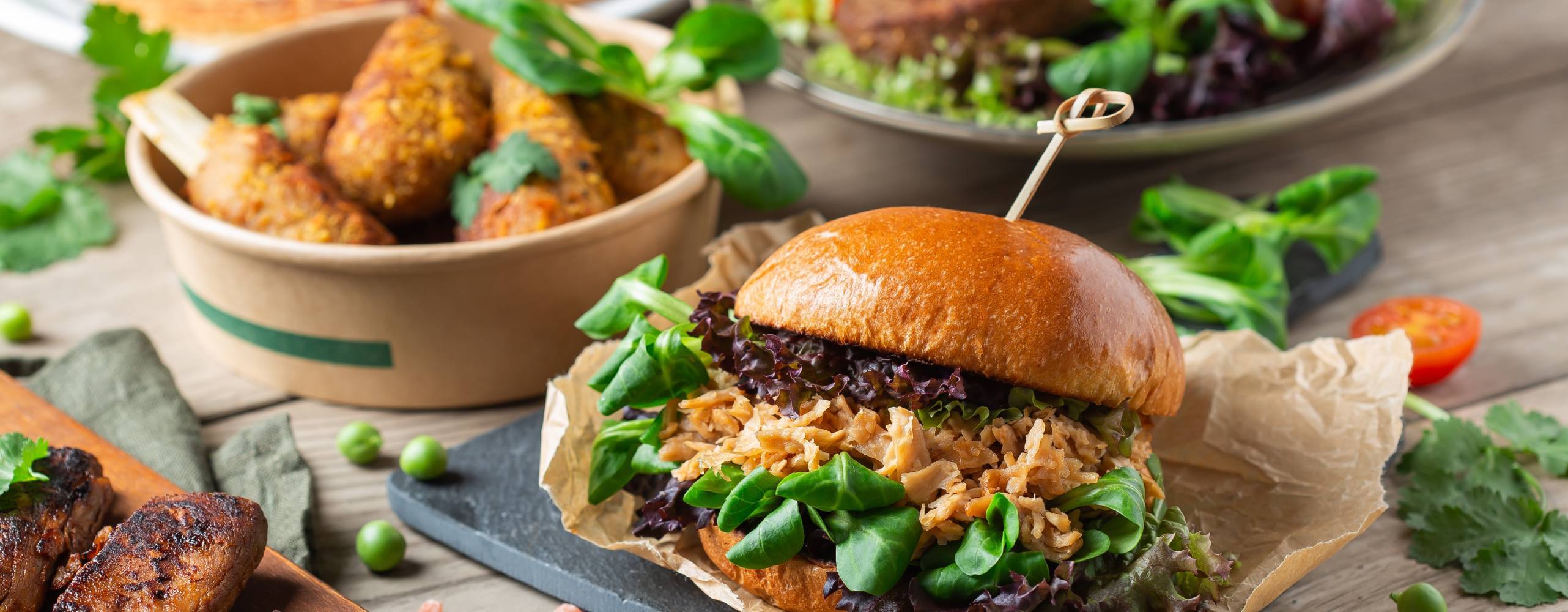 Olika rätter med växtbaserade köttsubstitut