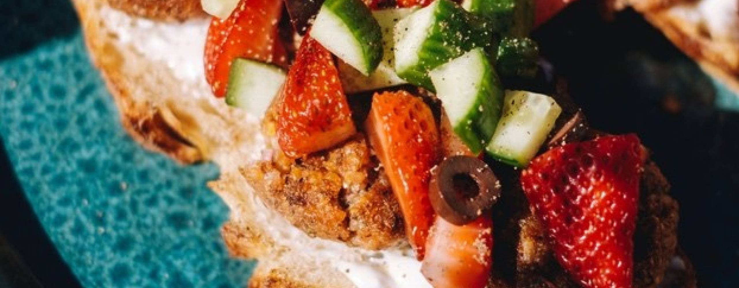 Gillad tartine med färskost, jordgubbar, bits och svartpeppar