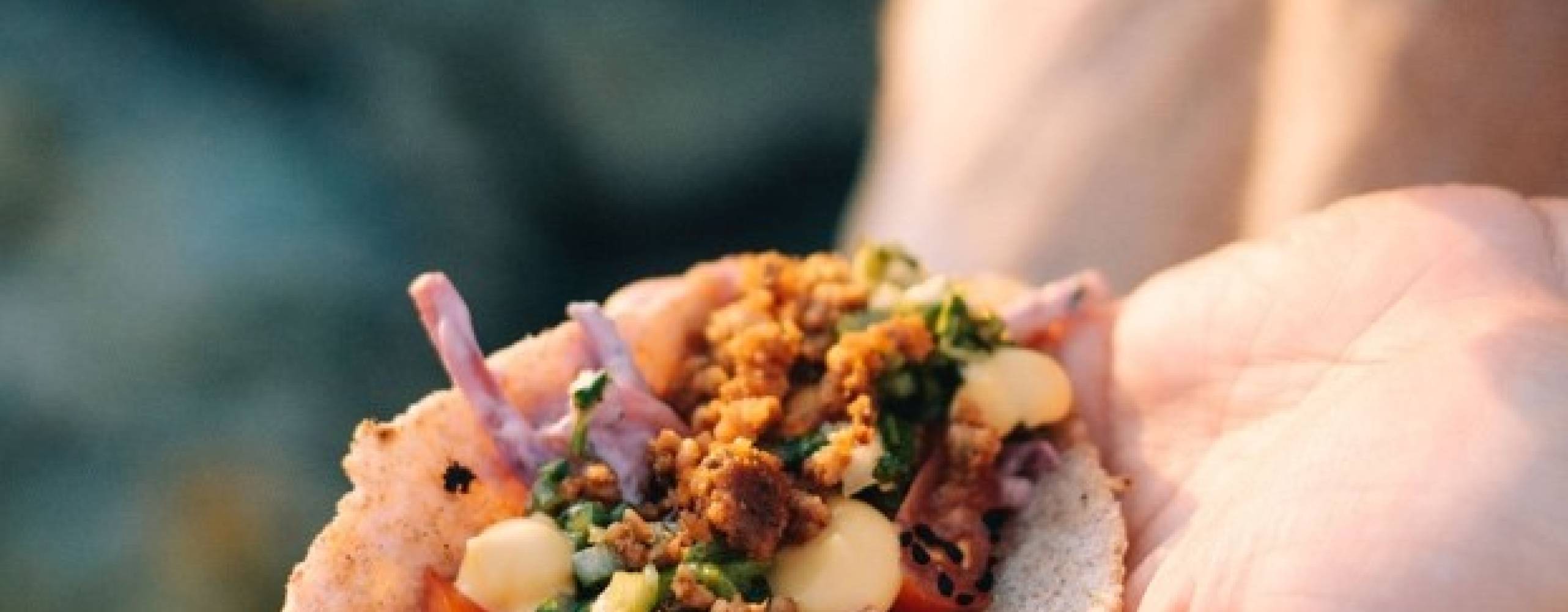 Potato flatbread tacos med sommarslaw och syrlig salsa