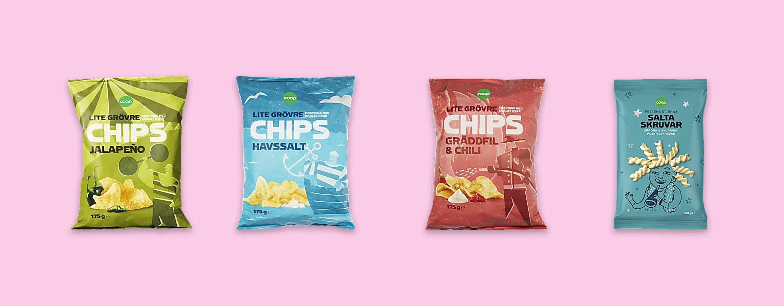 Chipspåsar uppradade mot en ljusrosa bakgrund.