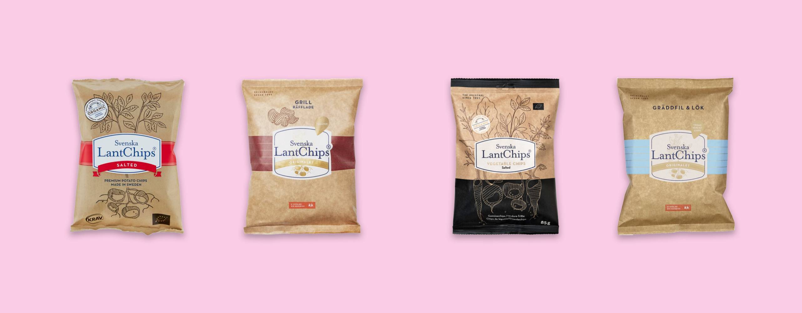 Chipspåsar uppradade mot en ljusrosa bakgrund.