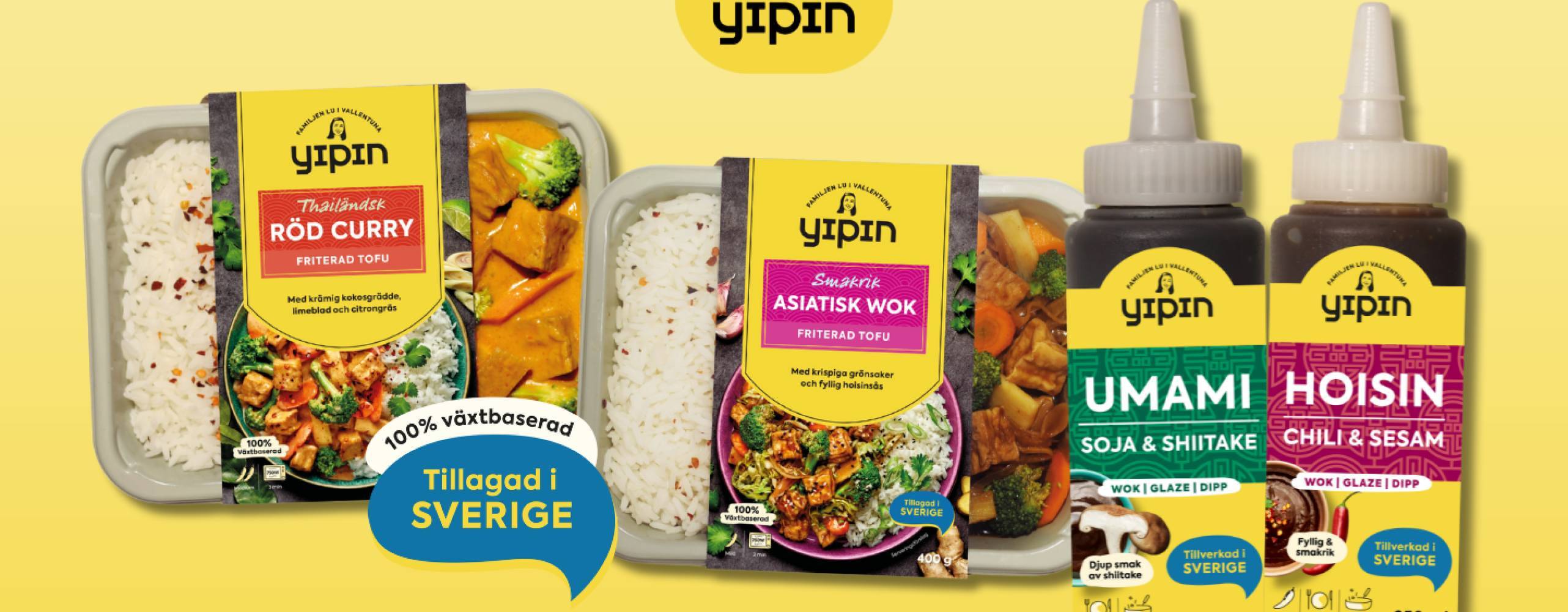 två förpackningar med färdigrätter och två flaskor med såser uppradade mot en gul bakgrund
