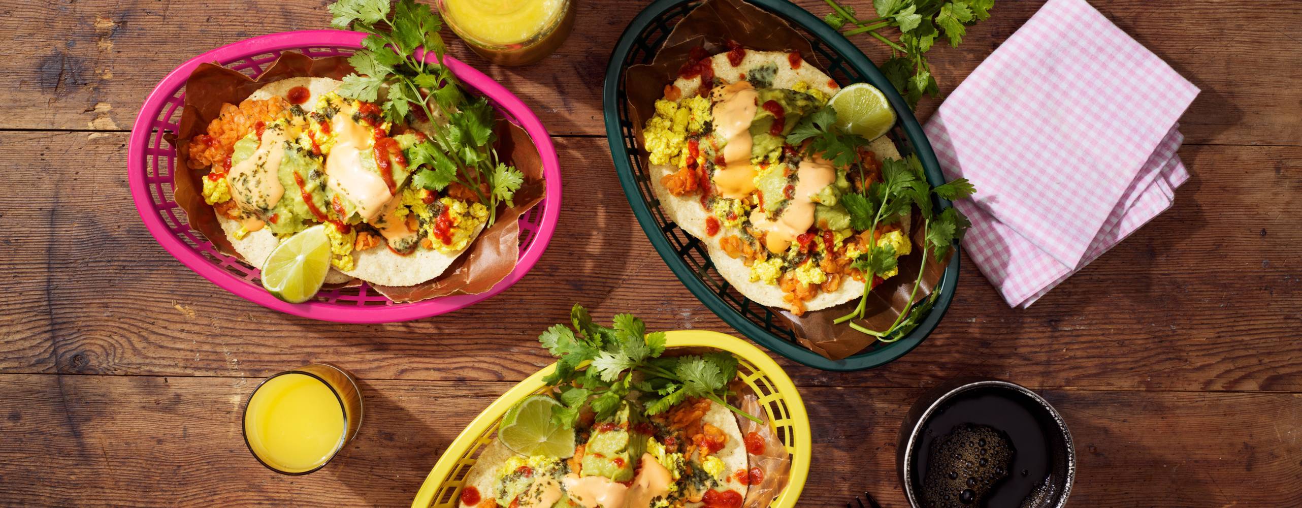 tofutacos i tre olika skålar på ett träbord