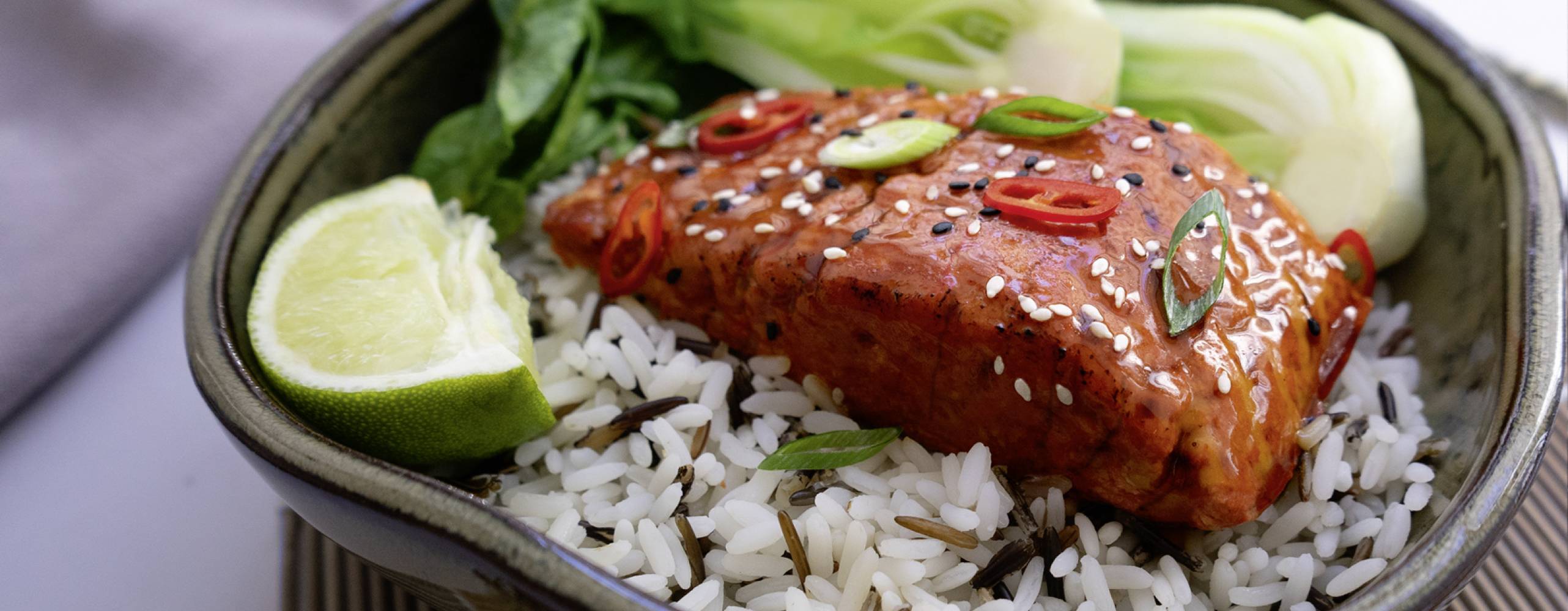 Vegansk 3D printad lxfilé på en tallrik med ris