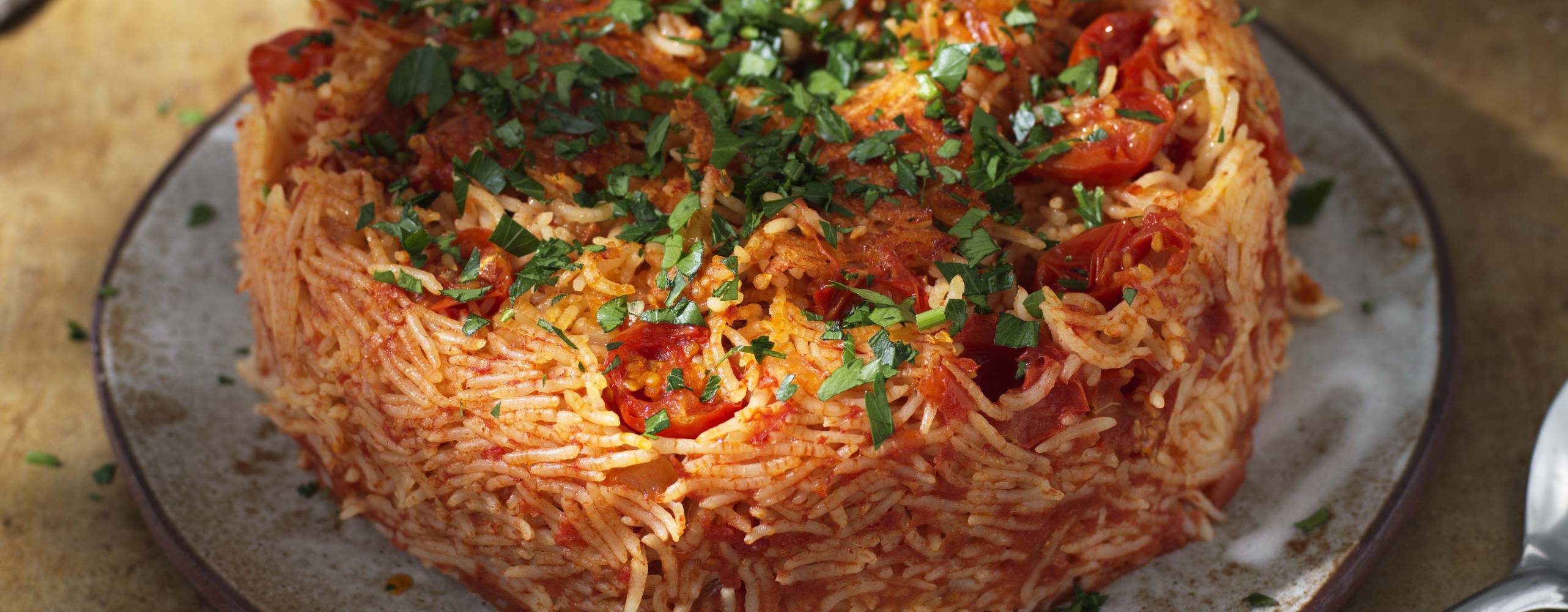 Tomatris på en tallrik i solljus